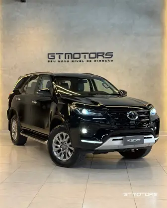 TOYOTA HILUX SW4 2.8 D-4D TURBO DIESEL SRX 7L 4X4 AUTOMÁTICO