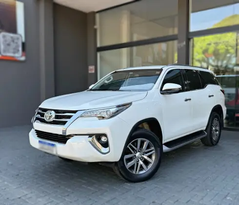 TOYOTA HILUX SW4 2.8 SRX 4X4 7 LUGARES 16V TURBO INTERCOOLER DIESEL 4P AUTOMÁTICO