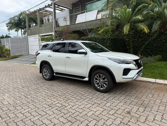 TOYOTA HILUX SW4 2.8 D-4D TURBO DIESEL SRX 7L 4X4 AUTOMÁTICO