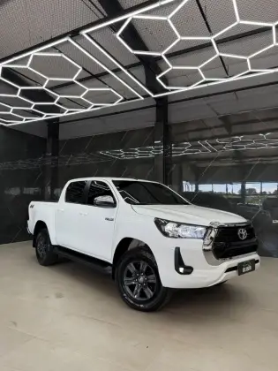 TOYOTA HILUX 2.8 D-4D TURBO DIESEL CD SR 4X4 AUTOMÁTICO