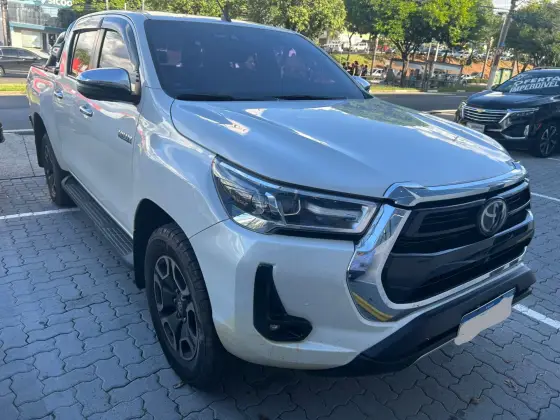 TOYOTA HILUX 2.8 D-4D TURBO DIESEL CD SRX 4X4 AUTOMÁTICO