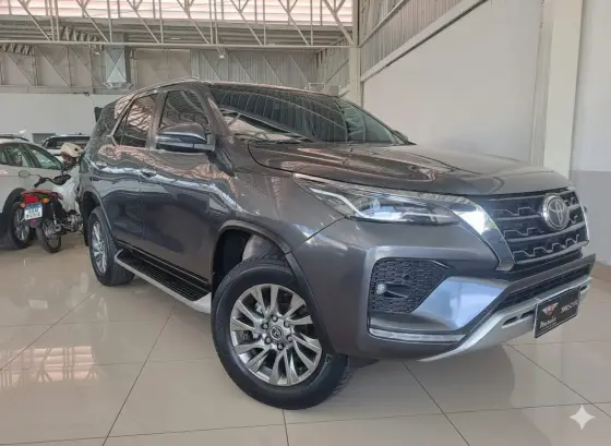 TOYOTA HILUX SW4 2.8 D-4D TURBO DIESEL SRX 7L 4X4 AUTOMÁTICO