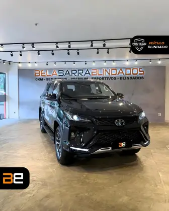 TOYOTA HILUX SW4 2.8 D-4D TURBO DIESEL SRX PLATINUM 7L 4X4 AUTOMÁTICO