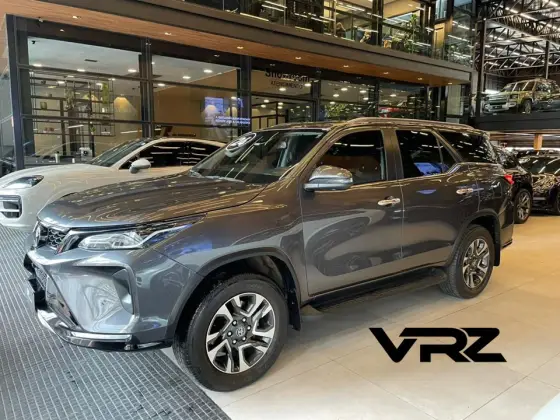 TOYOTA HILUX SW4 2.8 D-4D TURBO DIESEL SRX PLATINUM 7L 4X4 AUTOMÁTICO TOYOTA HILUX SW4 2.8 D-4D TURBO DIESEL SRX PLATINUM 7L 4X4 AUTOMÁTICO