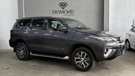 TOYOTA HILUX SW4 2.8 SRX 4X4 7 LUGARES 16V TURBO INTERCOOLER DIESEL 4P AUTOMÁTICO