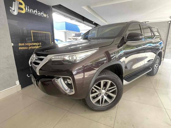 TOYOTA HILUX SW4 2.8 SRX 4X4 7 LUGARES 16V TURBO INTERCOOLER DIESEL 4P AUTOMÁTICO