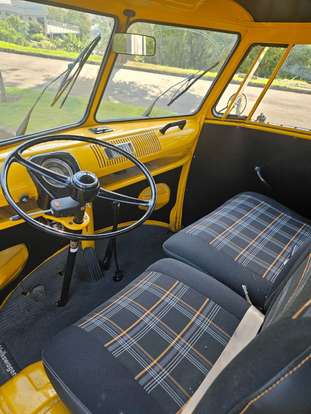 VOLKSWAGEN-KOMBI-1974