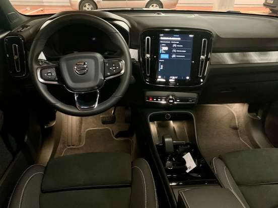 VOLVO-XC40-2023