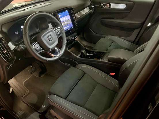 VOLVO-XC40-2023