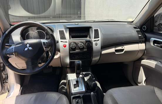 MITSUBISHI-PAJERO-2009