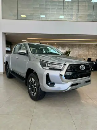 TOYOTA HILUX 2.8 D-4D TURBO DIESEL CD SRV 4X4 AUTOMÁTICO