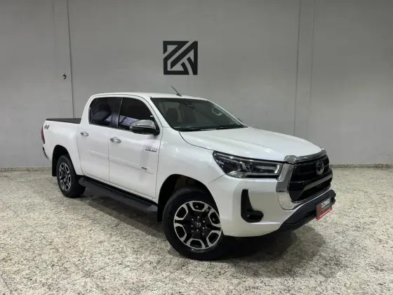 TOYOTA HILUX 2.8 D-4D TURBO DIESEL CD SRX 4X4 AUTOMÁTICO