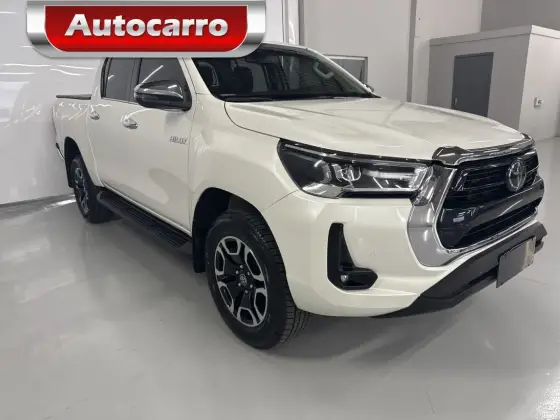TOYOTA HILUX 2.8 D-4D TURBO DIESEL CD SRX 4X4 AUTOMÁTICO