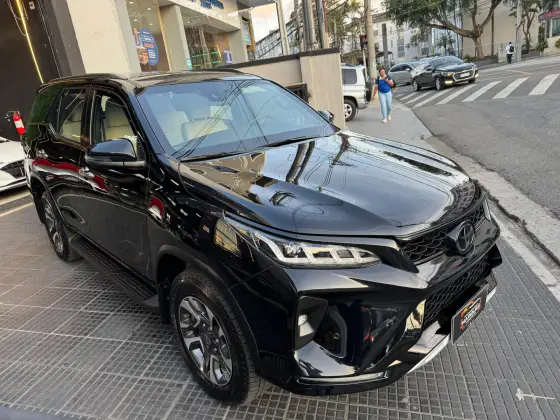 TOYOTA HILUX SW4 2.8 D-4D TURBO DIESEL DIAMOND 7L 4X4 AUTOMÁTICO