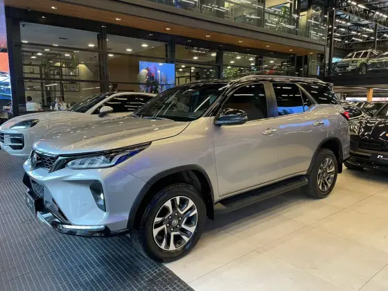 TOYOTA HILUX SW4 2.8 D-4D TURBO DIESEL DIAMOND 7L 4X4 AUTOMÁTICO