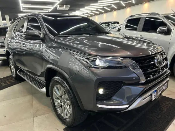 TOYOTA HILUX SW4 2.8 D-4D TURBO DIESEL SRX PLATINUM 7L 4X4 AUTOMÁTICO