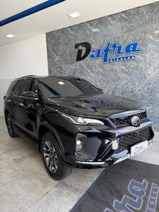 TOYOTA HILUX SW4 2.8 D-4D TURBO DIESEL SRX PLATINUM 7L 4X4 AUTOMÁTICO