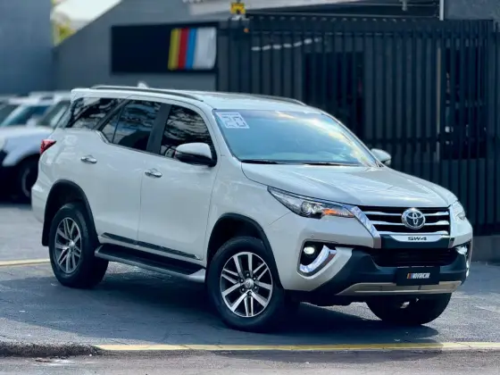 TOYOTA HILUX SW4 2.8 SRX 4X4 7 LUGARES 16V TURBO INTERCOOLER DIESEL 4P AUTOMÁTICO