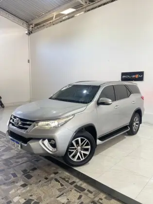 TOYOTA HILUX SW4 2.8 SRX 4X4 7 LUGARES 16V TURBO INTERCOOLER DIESEL 4P AUTOMÁTICO
