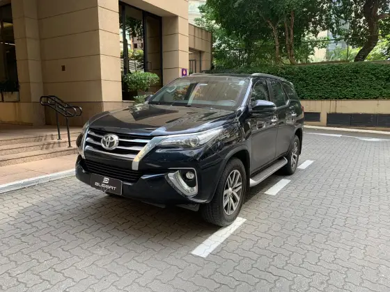 TOYOTA HILUX SW4 2.8 SRX 4X4 7 LUGARES 16V TURBO INTERCOOLER DIESEL 4P AUTOMÁTICO