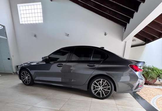 BMW-320i-2021