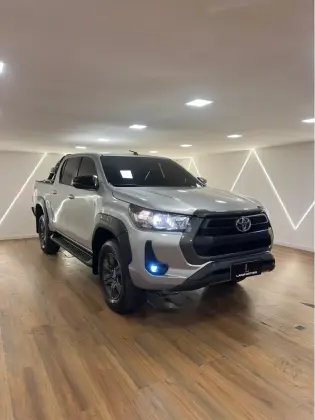 TOYOTA HILUX 2.8 D-4D TURBO DIESEL CD SR 4X4 AUTOMÁTICO