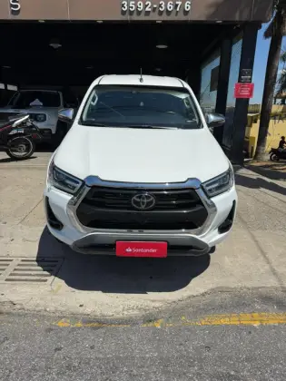 TOYOTA HILUX 2.8 D-4D TURBO DIESEL CD SRX 4X4 AUTOMÁTICO TOYOTA HILUX 2.8 D-4D TURBO DIESEL CD SRX 4X4 AUTOMÁTICO