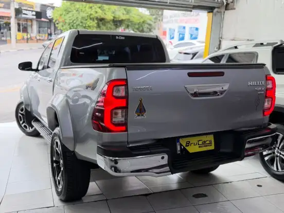 TOYOTA-HILUX-2023