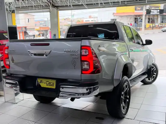 TOYOTA-HILUX-2.8 D-4D TURBO DIESEL CD SRX PLUS 4X4 AUTOMÁTICO TOYOTA-HILUX-2023