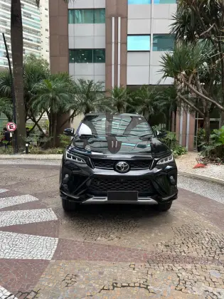 TOYOTA HILUX SW4 2.8 D-4D TURBO DIESEL DIAMOND 7L 4X4 AUTOMÁTICO