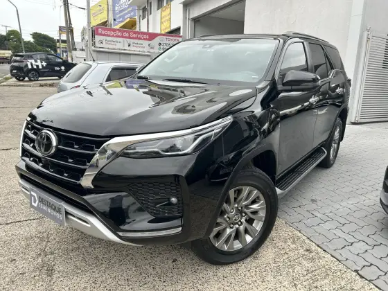 TOYOTA HILUX SW4 2.8 D-4D TURBO DIESEL SRX 7L 4X4 AUTOMÁTICO