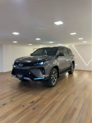 TOYOTA-HILUX SW4-2024