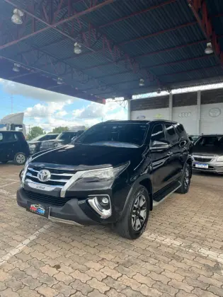TOYOTA HILUX SW4 2.8 SRX 4X4 7 LUGARES 16V TURBO INTERCOOLER DIESEL 4P AUTOMÁTICO