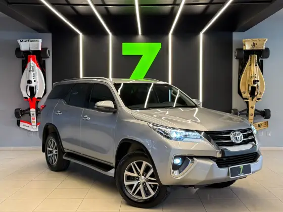 TOYOTA HILUX SW4 2.8 SRX 4X4 7 LUGARES 16V TURBO INTERCOOLER DIESEL 4P AUTOMÁTICO