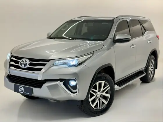 TOYOTA HILUX SW4 2.8 SRX 4X4 7 LUGARES 16V TURBO INTERCOOLER DIESEL 4P AUTOMÁTICO