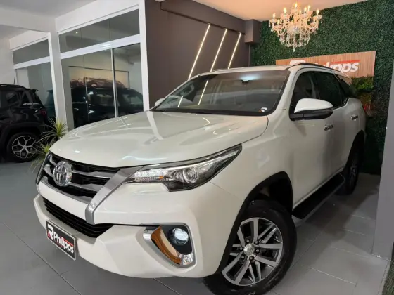 TOYOTA HILUX SW4 2.8 SRX 4X4 7 LUGARES 16V TURBO INTERCOOLER DIESEL 4P AUTOMÁTICO