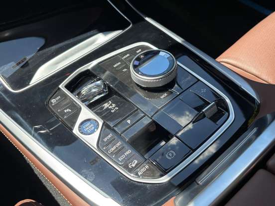 BMW-X7-2024