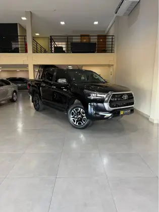 TOYOTA HILUX 2.8 D-4D TURBO DIESEL CD SRX 4X4 AUTOMÁTICO