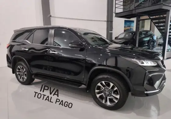 TOYOTA HILUX SW4 2.8 D-4D TURBO DIESEL DIAMOND 7L 4X4 AUTOMÁTICO