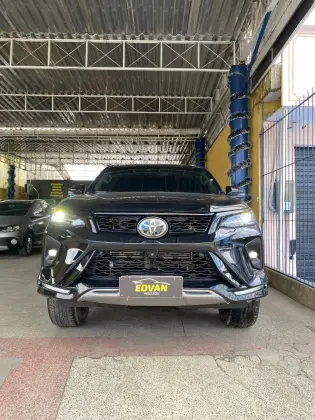 TOYOTA HILUX SW4 2.8 D-4D TURBO DIESEL SRX 4X4 AUTOMÁTICO