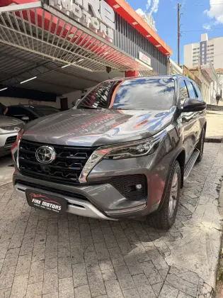 TOYOTA HILUX SW4 2.8 D-4D TURBO DIESEL SRX 7L 4X4 AUTOMÁTICO