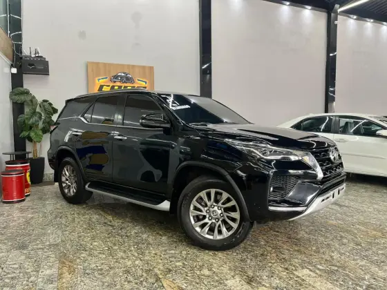 TOYOTA HILUX SW4 2.8 D-4D TURBO DIESEL SRX 7L 4X4 AUTOMÁTICO