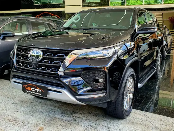 TOYOTA HILUX SW4 2.8 D-4D TURBO DIESEL SRX 7L 4X4 AUTOMÁTICO