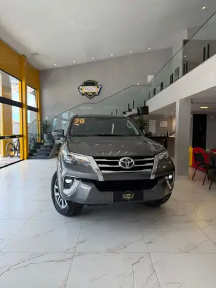 TOYOTA HILUX SW4 2.8 SRX 4X4 7 LUGARES 16V TURBO INTERCOOLER DIESEL 4P AUTOMÁTICO