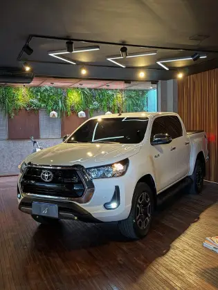 TOYOTA HILUX 2.8 D-4D TURBO DIESEL CD SRV 4X4 AUTOMÁTICO TOYOTA HILUX 2.8 D-4D TURBO DIESEL CD SRV 4X4 AUTOMÁTICO