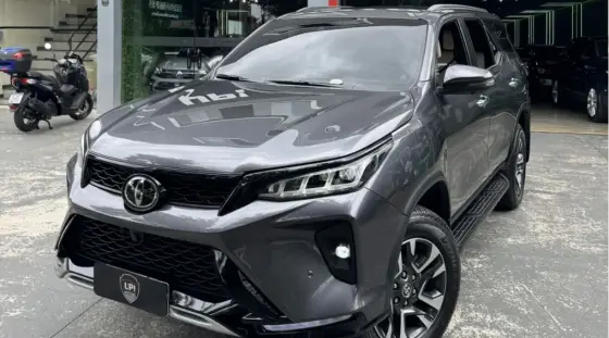 TOYOTA HILUX SW4 2.8 D-4D TURBO DIESEL DIAMOND 7L 4X4 AUTOMÁTICO TOYOTA HILUX SW4 2.8 D-4D TURBO DIESEL DIAMOND 7L 4X4 AUTOMÁTICO