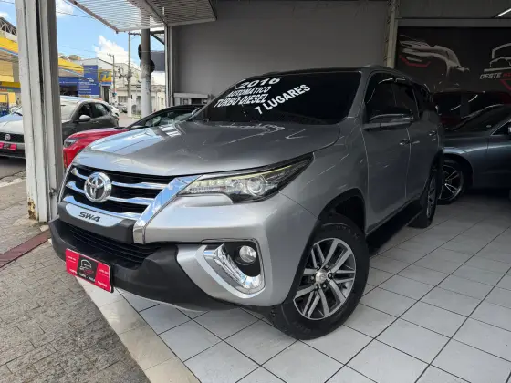 TOYOTA HILUX SW4 2.8 SRX 4X4 7 LUGARES 16V TURBO INTERCOOLER DIESEL 4P AUTOMÁTICO