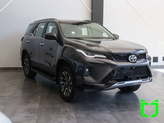 TOYOTA HILUX SW4 2.8 D-4D TURBO DIESEL SRX PLATINUM 7L 4X4 AUTOMÁTICO