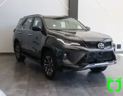 TOYOTA HILUX SW4 2.8 D-4D TURBO DIESEL SRX PLATINUM 7L 4X4 AUTOMÁTICO TOYOTA HILUX SW4 2.8 D-4D TURBO DIESEL SRX PLATINUM 7L 4X4 AUTOMÁTICO