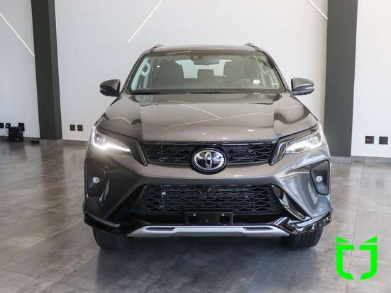 TOYOTA-HILUX SW4-2025